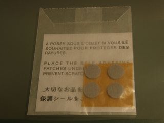 バカラの置き物へ名入れ|オーダーメイドの記念品キャディックスの底面クッション画像.jpg