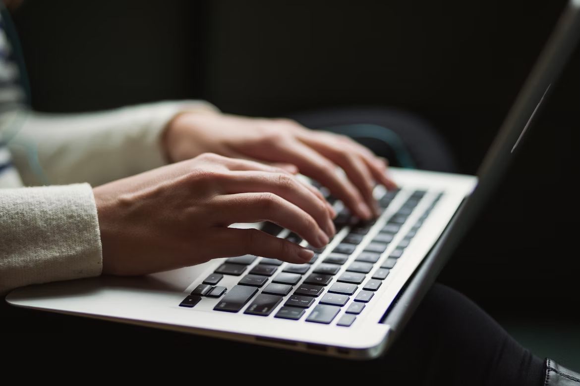 ご注文フォーム入力方法のページ写真:ノートパソコンのキーボードをタイピングしている手のアップ。お客様がスムーズに入力を進められる様子を表現