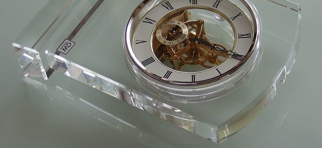 ナルミ置き時計へ名入れ｜マルカートスケルトンの記念品top画像②ｂ.jpg