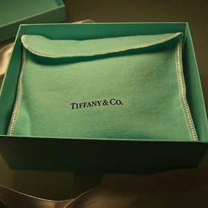 ティファニーのペーパーウエイトへ名入れ|ハートtop画像4.jpg