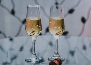 シャンパングラスへ名入れ｜グラスの形の違い：香りを楽しむボウルタイプ.jpg