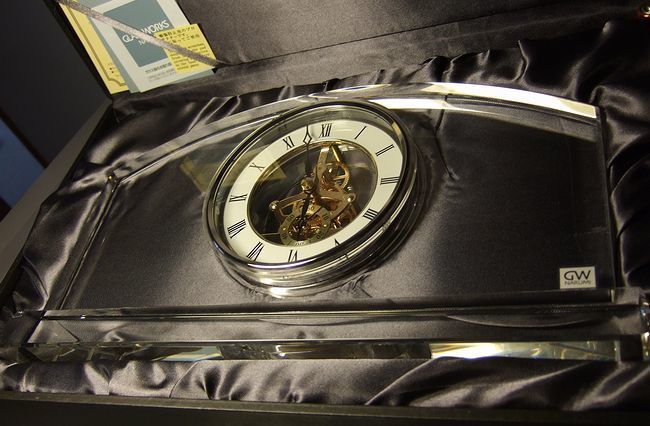名入れ置き時計|クリスタル記念品:ナルミ モデストスケルトンクロック箱入り画像.jpg