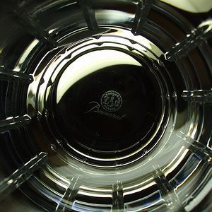 バカラ アルルカンタンブラーを覗き込んだ写真。美しいカットデザインと高級感あふれるクリスタルグラス。贈り物や特別な場面に最適なギフトアイテム