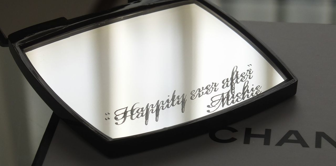 シャネルのコンパクトミラーに、『Happily ever after Michie』と名入れ彫刻した写真。シャネルの象徴的なデザインに、幸せな結婚生活を願うメッセージがエレガントに刻まれています。花嫁への特別な贈り物や、結婚祝いに最適なギフトです。