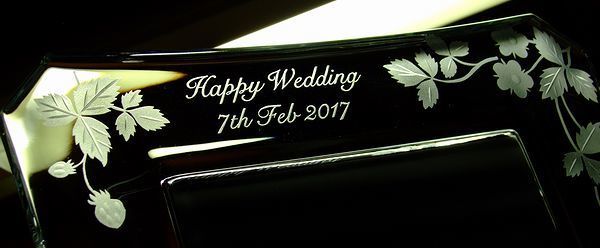 ご結婚祝いをお探しの方|名入れフォトフレーム彫刻写真.jpg