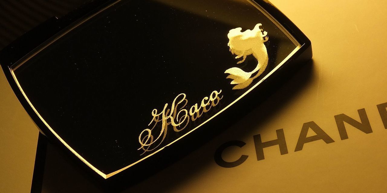 誕生日のプレゼントに最適な、シャネルのコンパクトミラーに、名前の『Kaco』と大好きなキャラクター人魚のシルエットを名入れ彫刻した写真。パーソナルなデザインが、特別な日の贈り物にぴったりの、世界に一つだけのアイテムです。