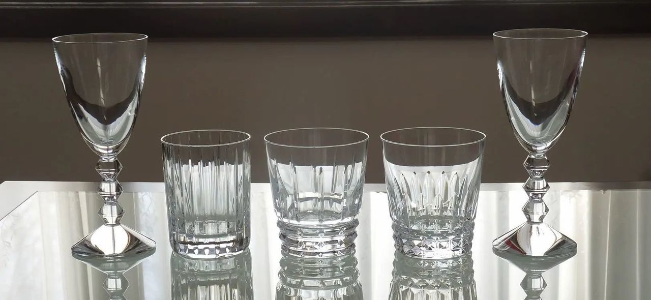 バカラグラスの商品一覧写真。テーブルの上に、ベガワイングラス、ハーモニータンブラー、アルルカンタンブラー、ティアラタンブラーの4種類のグラスが美しく並べられています。バカラの多様なデザインと輝きが際立つ、上品なコレクションの紹介です。