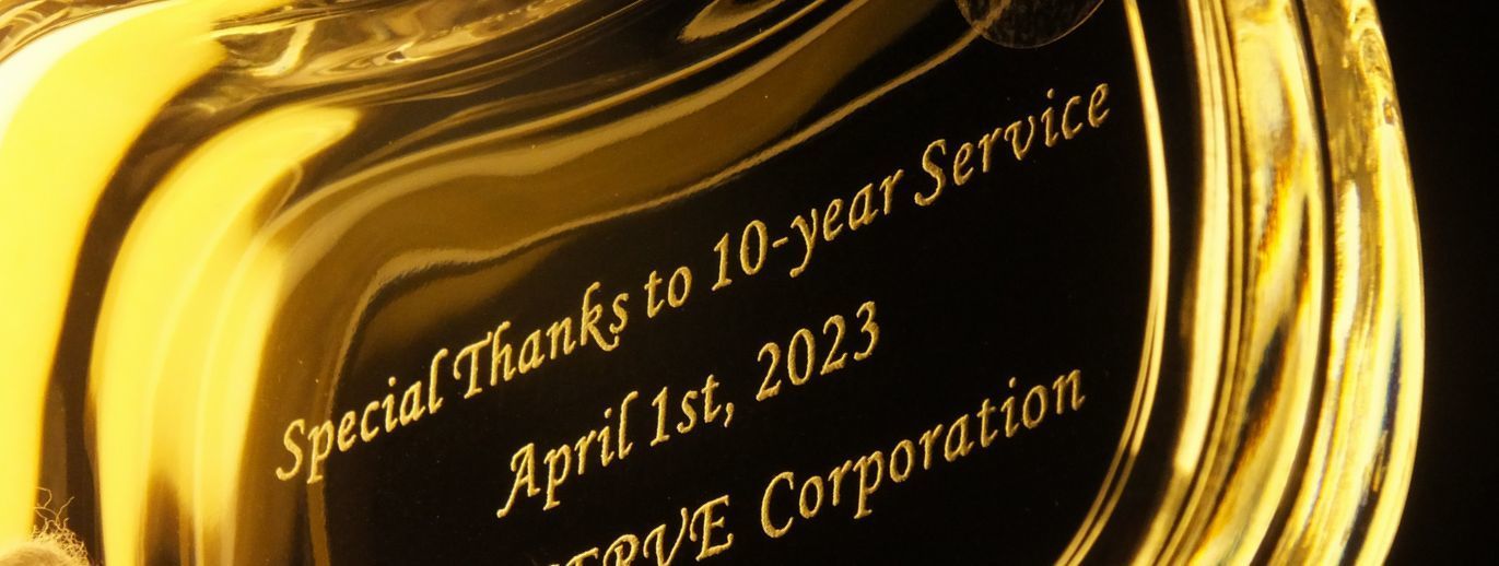 ティファニーのウェーブボックス底面に施された勤続10周年の感謝を込めた名入れ彫刻。オーダーメイドギフトの特別感と感謝の気持ちを伝える一枚
