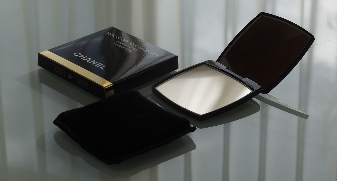 20歳の誕生日祝いに最適な、シャネルのコンパクトミラーに『20th Birthday Anniversary Miku』と名入れ彫刻を施したアップ写真。特別な節目を祝う、パーソナルで心温まるギフトの細部が際立っています。