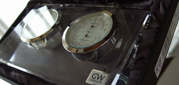 名入れ時計|GWナルミ(鳴海)ブリーズサーモクロック 商品説明箱入り写真.jpg