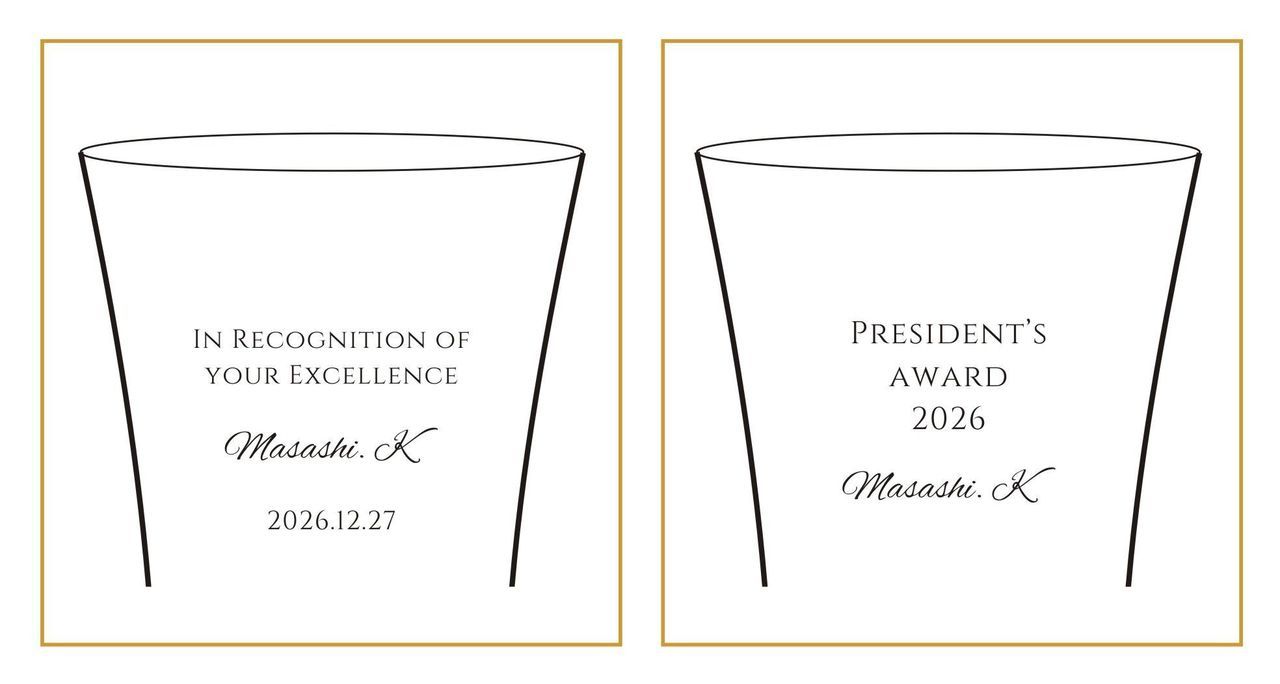 一対のワイングラスに、結婚祝いの名入れ彫刻を施したイメージ写真。左のグラスの側面に『H&T Forever &Always 2027.11.03』、右のグラスの底面には『Wedding Cheers Taku&hana 2027』と流麗な文字で刻印されており、新生活の門出を祝うエレガントなペアギフトのディテール。