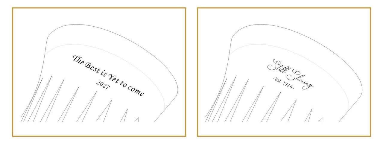 ナラティブ（物語調）な英文メッセージで、これまでの感謝と未来への願いを綴り、お名前と共に名入れ彫刻した2つの還暦祝い用クリスタル花瓶のサンプル写真。情緒的な書体や流れるような筆記体が、花瓶の曲線美と調和し、人生の節目を温かく祝福するパーソナルギフトのイメージ。