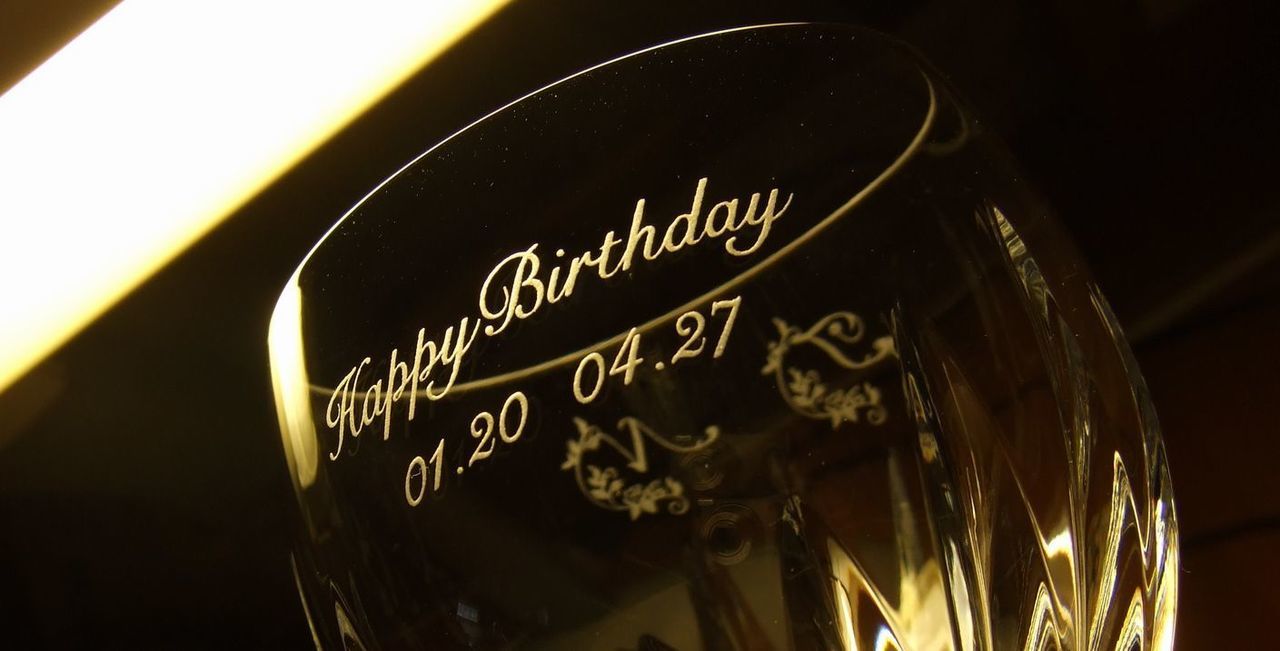 バカラのマッセナ ワイングラスに、『Happy Birthday 01.20 04.27』とご夫婦の誕生日、そしてそれぞれのイニシャルデザインを名入れ彫刻した写真。エレガントなフォルムのワイングラスに、二人の誕生日を祝う特別なメッセージとデザインが丁寧に刻まれています。大切な二人の記念日を祝う、心に残る特別な贈り物です。
