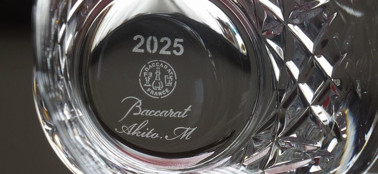 バカラのイヤーグラス〈アリア2025タンブラー〉底面に名前を名入れ彫刻した写真。底面を拡大し、名入れの仕上がりや文字配置がイメージしやすいオーダーメイドギフトの参考例