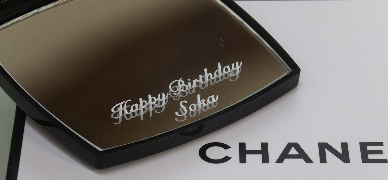 シャネルのミラー下部に『Happy Birthday Soka』と名入れ彫刻を施した写真。誕生日の祝福メッセージとお名前が刻まれた、世界にひとつだけの特別なバースデーギフトのイメージ。