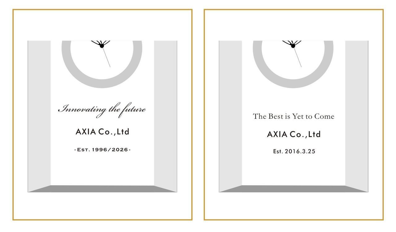 ナラティブ（物語調）な英文メッセージで、これまでの歩みへの誇りと輝かしい未来への展望、社名、周年記念日を名入れ彫刻した2つのクリスタルクロックのサンプル写真。情緒溢れる手書き風フォントや温かみのある書体が、時計の透明感と重なり合い、企業と顧客が共に歩んできた時間の尊さを伝える感動的な法人向け周年祝いのイメージ。