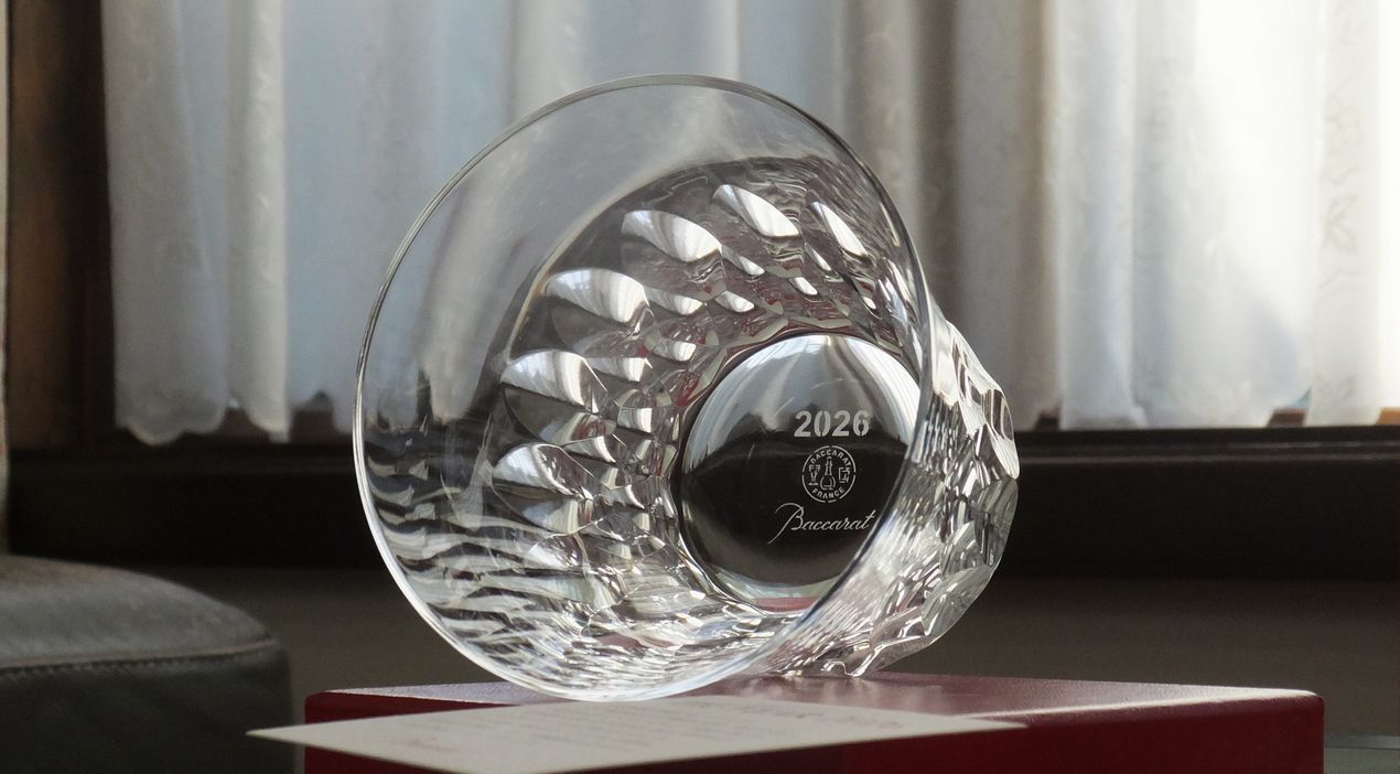 バカラのタンブラー（ロックグラス）の名入れページの商品一覧で使用する写真。バカラ シャトータンブラーがテーブルの上に置かれています。丸みを帯びた美しいフォルムと、光を反射して輝くクリスタルが、名入れギフトとしての優雅さと特別感を演出しています。