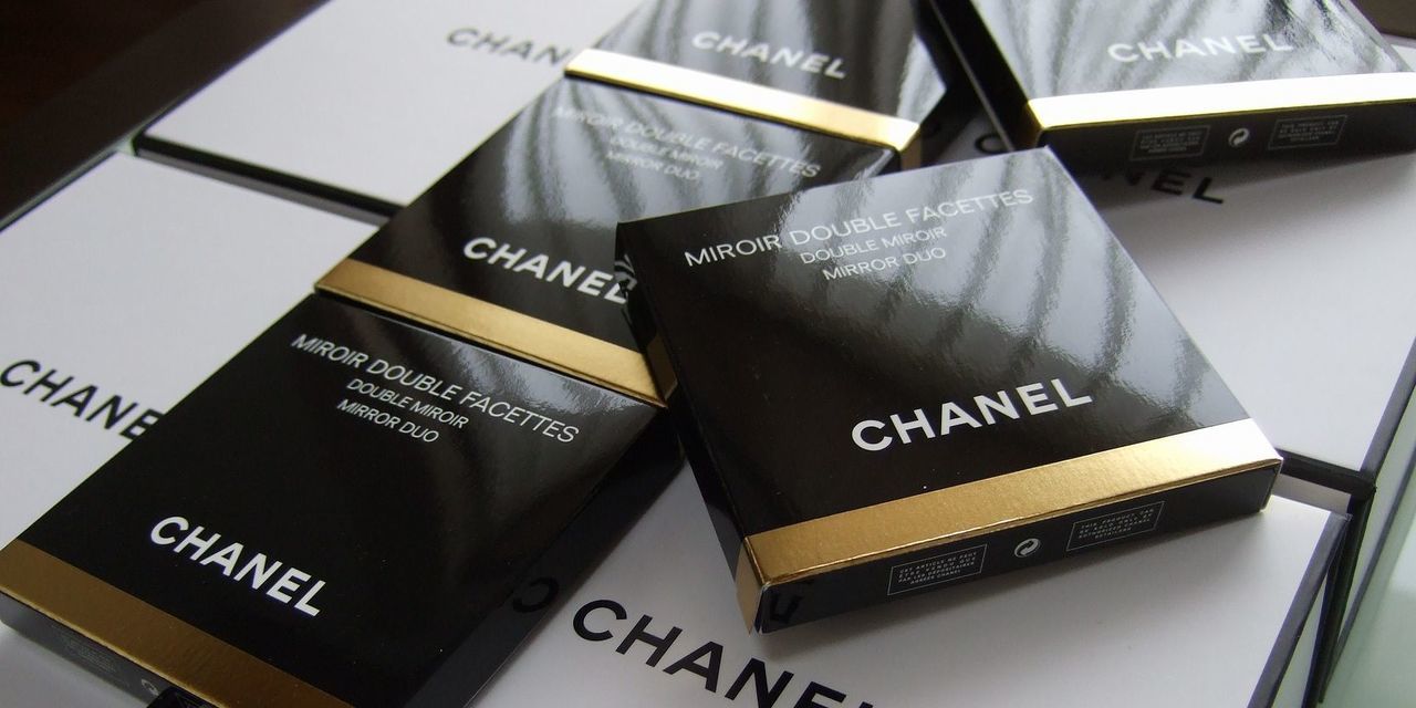 シャネルのコンパクトミラーの箱が、写真全体に広がるように5つ美しく並べられた写真。ギフトとしての魅力を際立たせ、整然とした配置がブランドの上質感を伝えます。