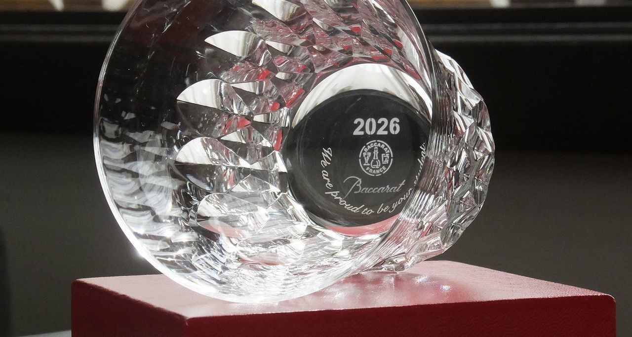 バカラのイヤータンブラー〈アリア2025〉底面に『20th anniversary』と記念日を名入れ彫刻した写真。周年記念や20歳の誕生日のお祝いにぴったりの特別な贈り物として、感動的な瞬間を演出します
