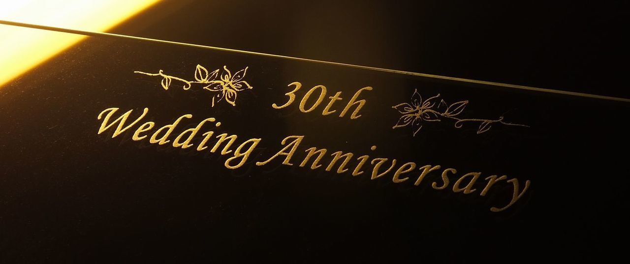 結婚30周年（真珠婚式）のお祝いに、フォトフレームへ「30th Anniversary」の文字と上品な装飾デザインが名入れ彫刻された写真