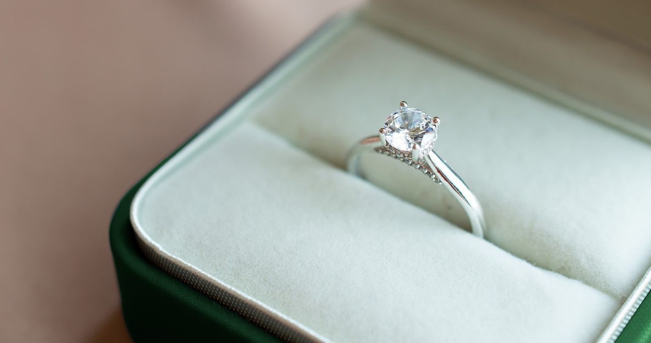 結婚指輪が美しいボックスに入って、永遠の愛を象徴する大切なアイテムとして輝いているアップ写真。特別な瞬間を閉じ込めた、結婚式の思い出を守る象徴的なリング
