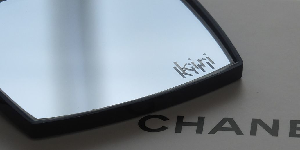 シャネルのコンパクトミラーに、『kiri』と名入れ彫刻した写真。シャネルの象徴的なデザインに、パーソナルな名前が丁寧に刻まれています。女性への誕生日や記念日、または特別な日の感謝を伝えるギフトに最適です。