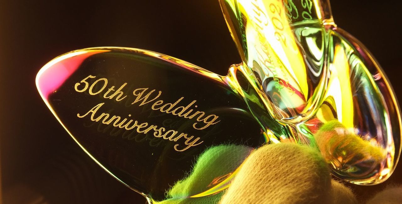 バカラのラッキーバタフライ イリゼクリアに、『50th Wedding Anniversary』と二人の名前、そして日付を名入れ彫刻した写真。光の加減で虹色に輝くクリスタルの蝶に、50周年という特別な節目を祝うメッセージと、二人の名前と記念日が丁寧に刻まれています。金婚式のお祝いにふさわしい、心に残る特別な贈り物です。