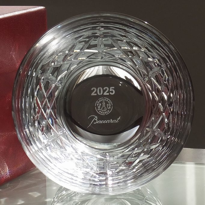 バカラのイヤーグラス〈アリア2025〉底面に彫刻された西暦『2025』のクローズアップ画像。約1年限定製造の希少な名入れグラスで、毎年変わるデザインが魅力。特別な記念日や贈り物に最適なオーダーメイドギフト