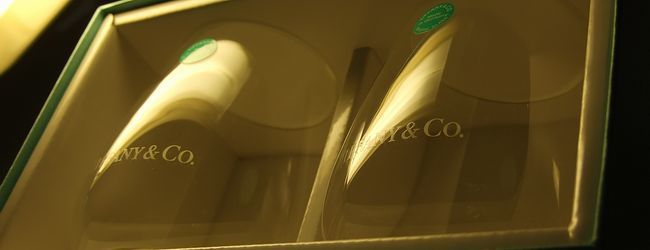 ティファニーのロゴが印刷されたペアグラス。結婚祝いとして、お二人の名前や日付を名入れ彫刻し、記念に残る贈り物として人気