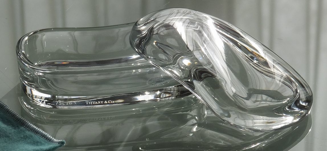 ティファニーのエルサ・ペレッティ ウェーブボックス。広い彫刻スペースにお名前やメッセージを彫刻することで、結婚祝い、誕生日プレゼント、記念日など様々なシーンに対応した贈り物を作り上げます