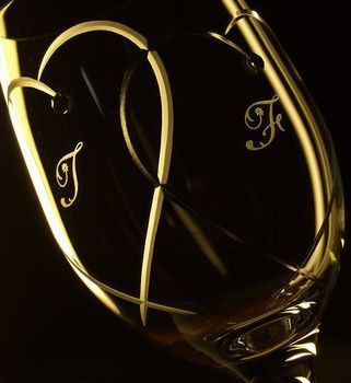 名入れグラス｜ウエッジウッドのワイングラスに２つの装飾文字.jpg