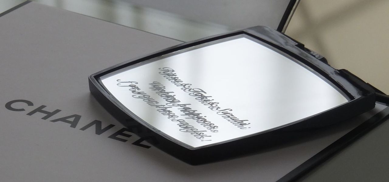 シャネルのコンパクトミラーに、3行にわたり母にあてた感謝のメッセージと、3人のお子様の名前を名入れ彫刻した写真。温かい気持ちが伝わる、パーソナルで特別な母の日の贈り物に最適です。