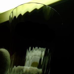 バカラ ミルニュイワイングラス。名入れやオーダーメイド彫刻が可能な高級ギフト。レッドボックスに美しく収納され、特別な日を華やかに演出