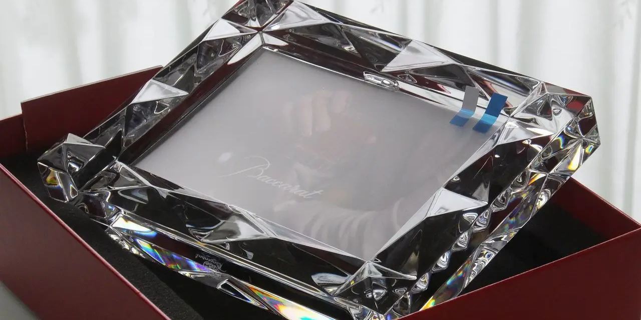 バカラ（Baccarat）の象徴的な赤いギフトボックス（レッドボックス）に収められた最高級クリスタル製『ルクソール フォトフレーム』の写真。