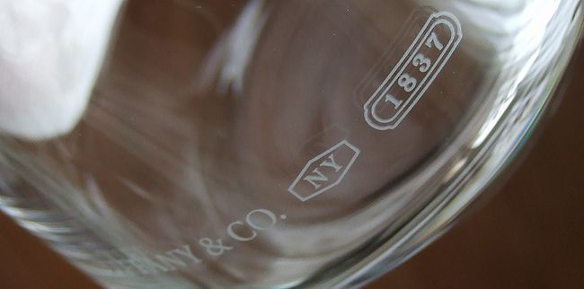 ティファニー1837タンブラーの側面に刻印された『TIFFANY&CO. NY 1837』の拡大写真。『1837』はティファニーの創業年を示し、特別な意味を持つグラス
