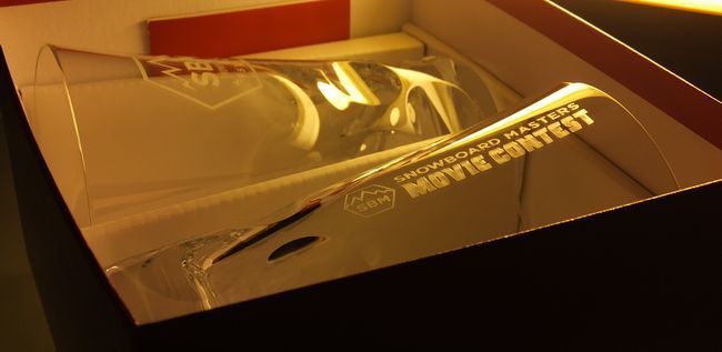バカラ ベルーガ ハイボールグラスに「スノーボードマスターズ」のロゴを名入れ彫刻。優勝者への記念品として贈る、特別で高級感あふれるギフト