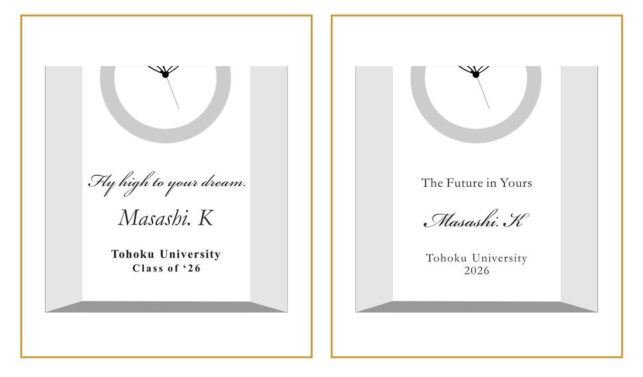 ナラティブ（物語調）な英文メッセージで、学びの日々への称賛と輝かしい未来へのエール、お名前、卒業年度を名入れ彫刻した2つのクリスタルクロックのサンプル写真。情緒溢れる手書き風フォントや温かみのある書体が時計の透明感と調和し、新しい時間を刻み始める卒業生を優しく送り出す、感動的なギフトのイメージ。