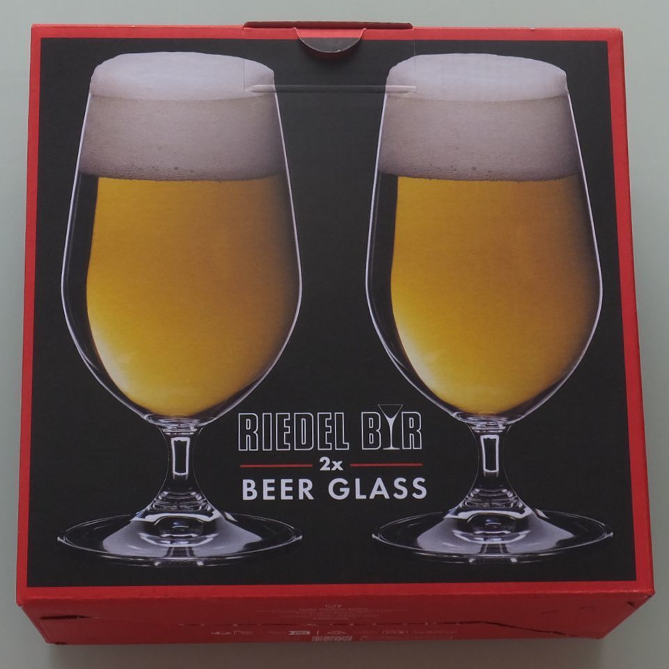 リーデル（RIEDEL）の『オヴァチュア ビアグラス』ペアセットが入った専用ブランドボックス（パッケージ箱）の写真。高品質なクリスタルグラスを安心してお届けできる上質なギフトボックスで、結婚祝いや内祝い、記念品などの特別な贈り物に最適なパッケージイメージ。