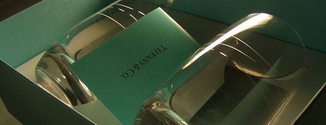 ティファニーのカデンツタンブラーペア。結婚祝いとして、お二人の名前や日付を名入れ彫刻し、記念に残る贈り物として人気