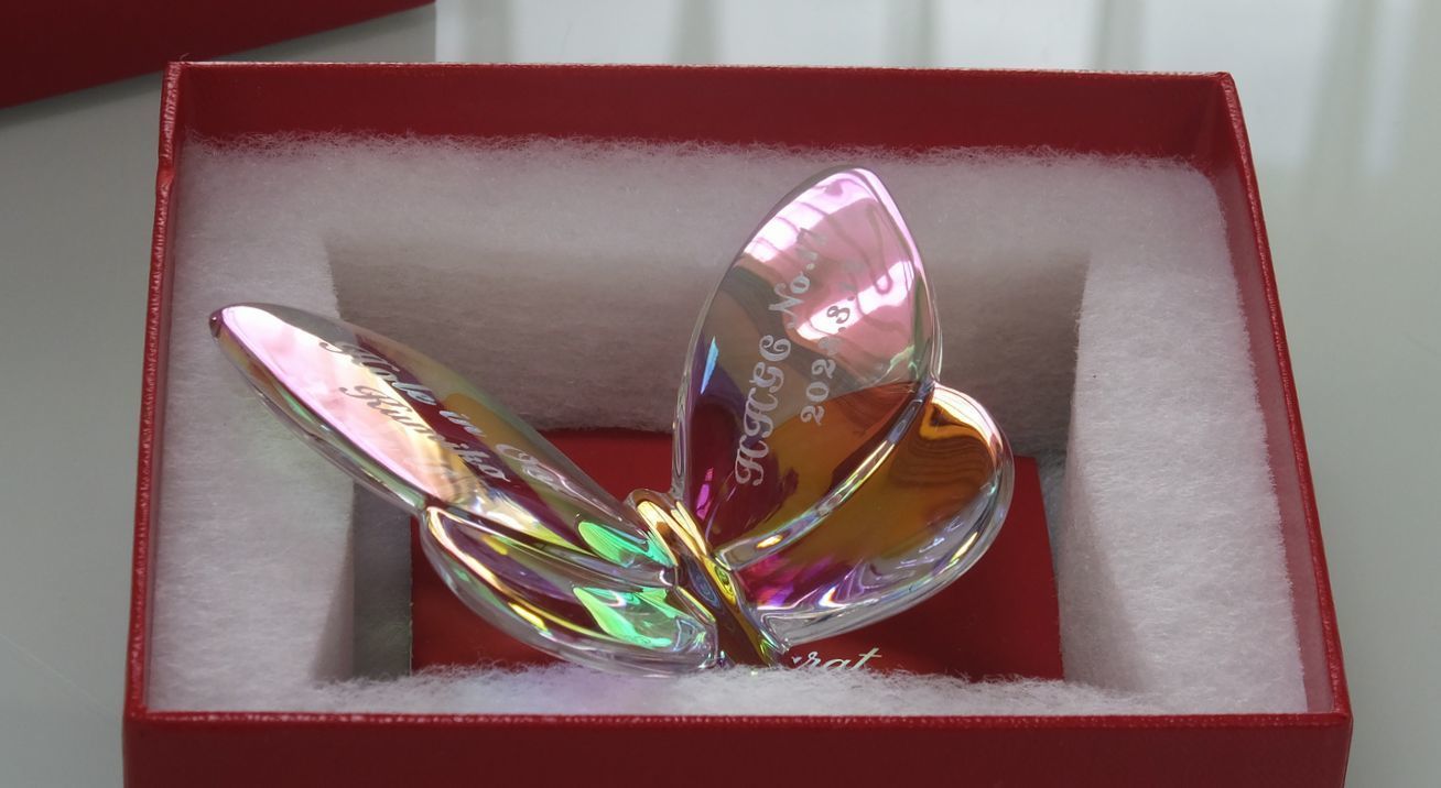 バカラへ名入れ|ラッキーバタフライご結婚周年記念品b.jpg