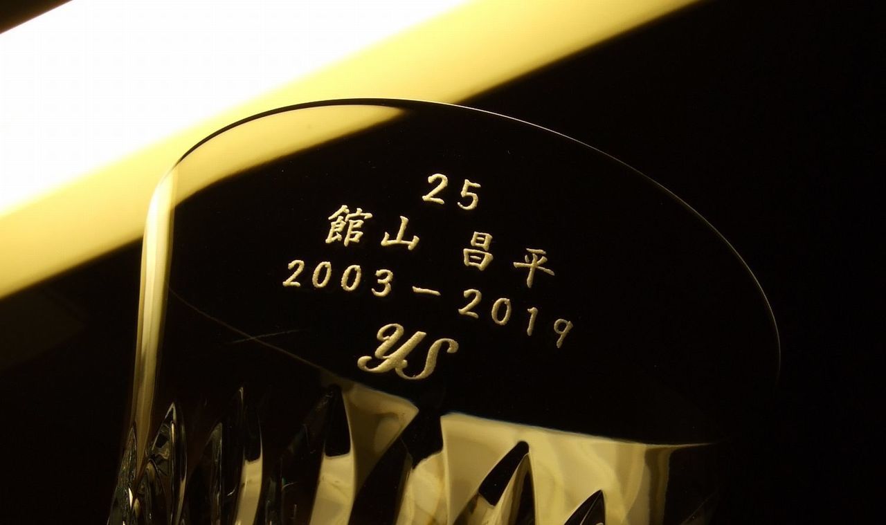 バカラ製ロックグラスの側面にヤクルトスワローズ館山選手の現役時代（2003-2019）とスワローズロゴを名入れ彫刻したオーダーメイドの引退記念品