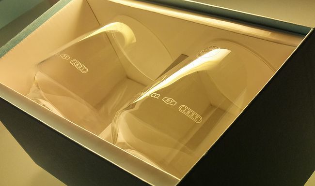 ティファニー1837タンブラーの側面に刻印された『TIFFANY&CO. NY 1837』の拡大写真。ティファニーの創業年を示し、特別な意味を持つグラスをブルーボックスに込めて