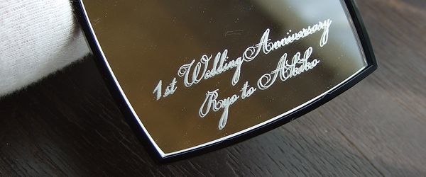 シャネルのコンパクトミラーに二人の名前を彫刻した、結婚1周年記念のオリジナルギフト。お互いの絆を深め、これからの幸せを願う気持ちが込められた贈り物