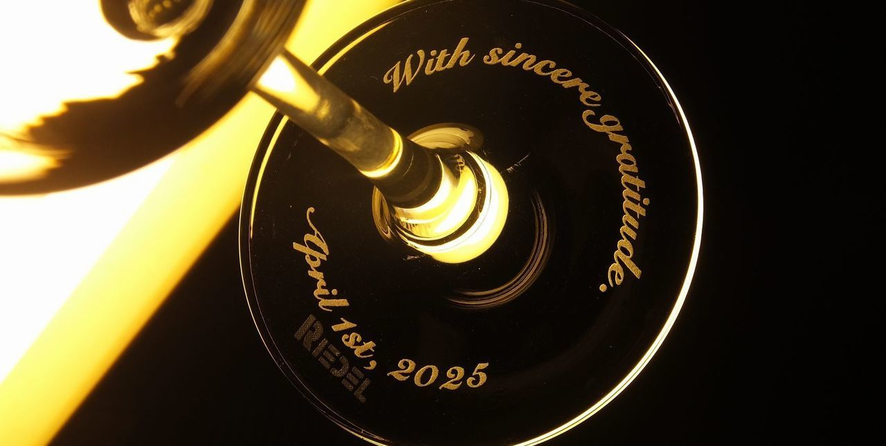 リーデルのオヴァチュア ホワイトワイングラスの底面に、『With sincere gratitude April 1st 2025』と名入れ彫刻した写真。ブドウ品種の個性を引き出すリーデルのワイングラスに、心からの感謝と日付が丁寧に刻まれています。大切な方の新たな門出を祝う、記憶に残る特別な退職祝いの記念品です。