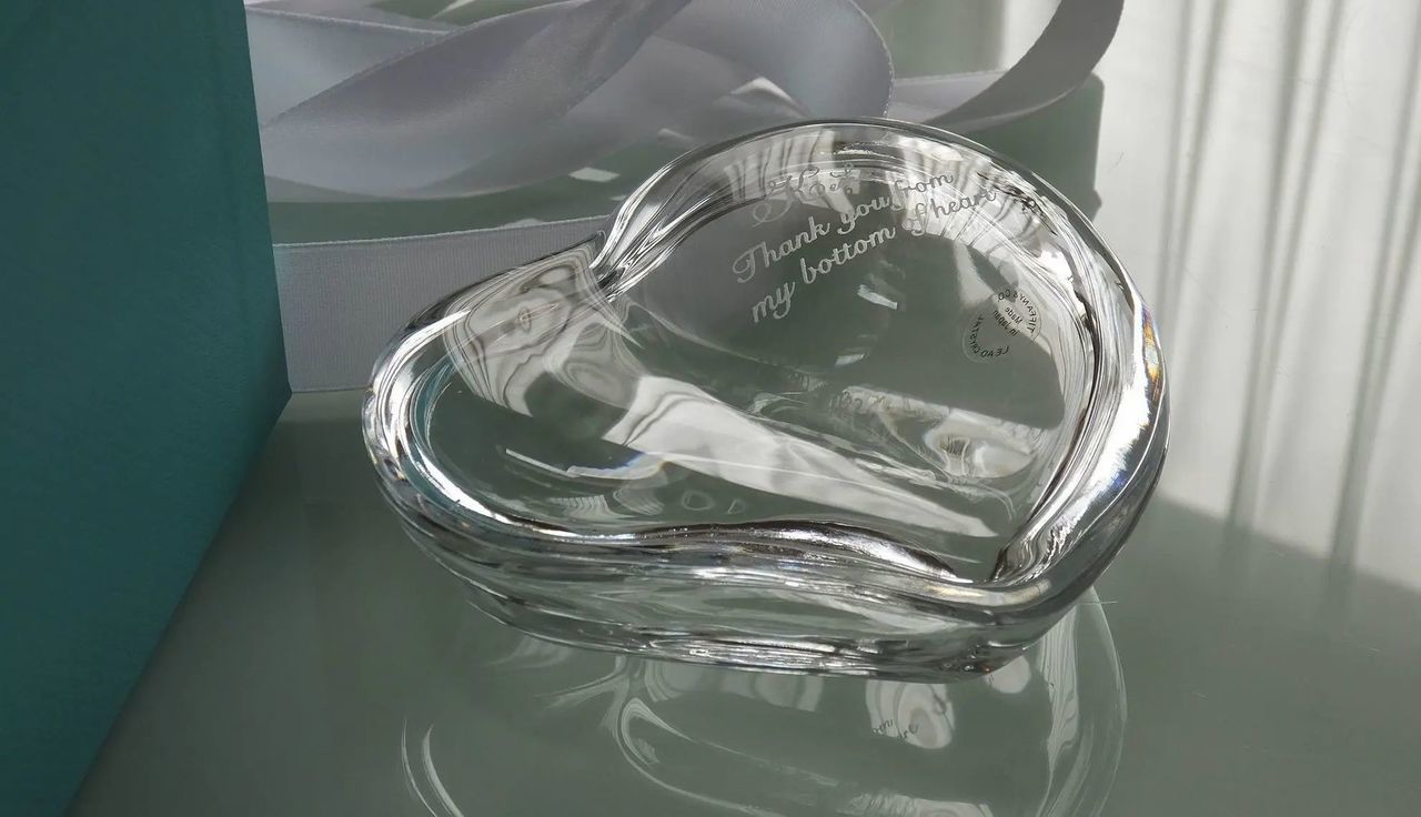 ティファニー商品一覧ページ：ティファニークリスタルハートボックスの上蓋に、名前と『Thank you from my bottom of heart』と名入れ彫刻を施した写真。心からの感謝を伝える、特別な贈り物です。