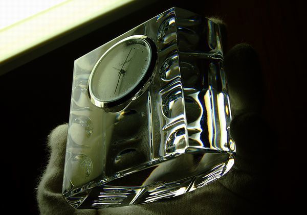バカラのクリスタル置き時計が美しくディスプレイされている写真。時代とともに入れ替わる限定アイテムであり、一期一会の特別な存在として、洗練されたデザインと高級感が際立つ