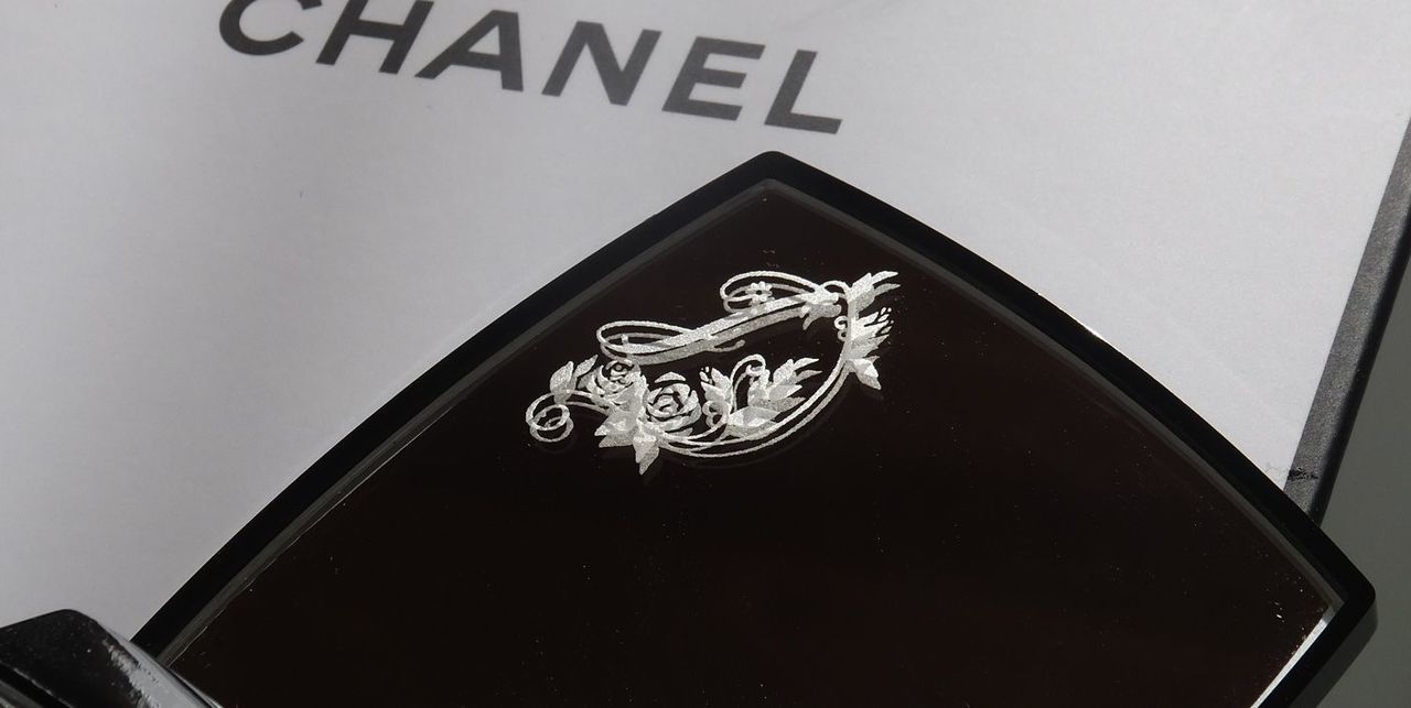 シャネルのコンパクトミラーを開いた際、上部ミラーの左上にイニシャル『I』が名入れ彫刻された写真。鏡を覗くたびに自分のイニシャルが目に留まる、上品でパーソナルなカスタマイズのイメージ。