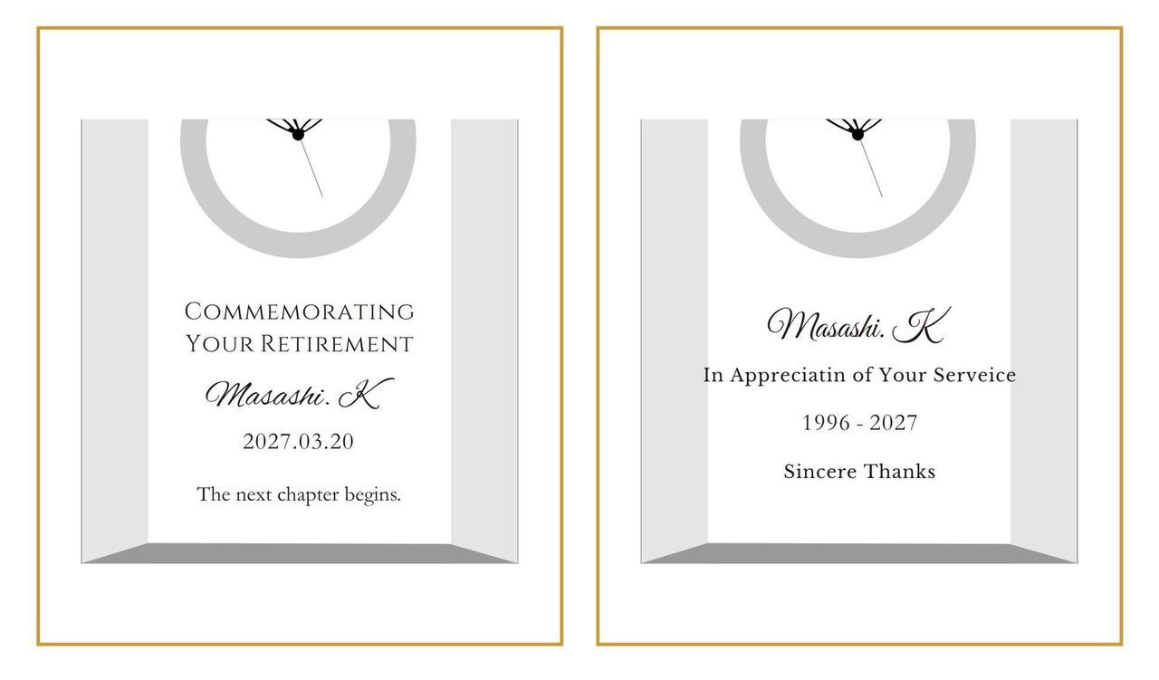 ナラティブ（物語調）な英文メッセージで、長年の献身的な功労への深い感謝と、これから始まる新しい人生の時間が輝かしく自由であることを願う言葉、お名前、退職日を名入れ彫刻した2つのクリスタルクロックのサンプル写真。情緒溢れる手書き風フォントや温かみのある書体が、時計が刻み続ける豊かな時間を優しく祝福する、感動的な法人向け退任・退職祝いのイメージ。