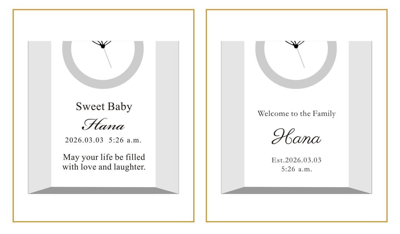 ナラティブ（物語調）な英文メッセージで、誕生の喜びと健やかな成長への願い、赤ちゃんの名前、誕生日、出生時刻を名入れ彫刻した2つのクリスタルクロックのサンプル写真。情緒溢れる手書き風フォントや温かみのある書体が、時計が刻む新しい家族の時間の始まりを優しく祝福する、感動的な出産祝いのイメージ。