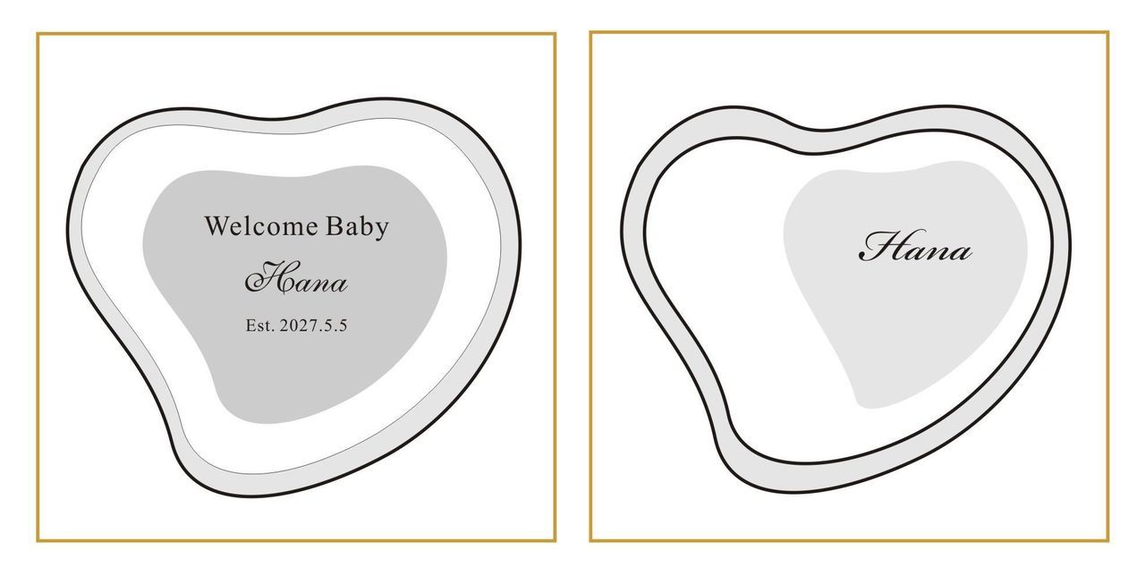 伝統的で優雅なクラシックスタイルの英文フォントで、赤ちゃんの名前、誕生日、メッセージを名入れ彫刻した2つのハート型クリスタルボックスのサンプル写真。華やかなカリグラフィーや装飾的な筆記体が、新しい命の誕生を慈しみ、永遠の記念として残す、重厚感のある出産祝いのイメージ。